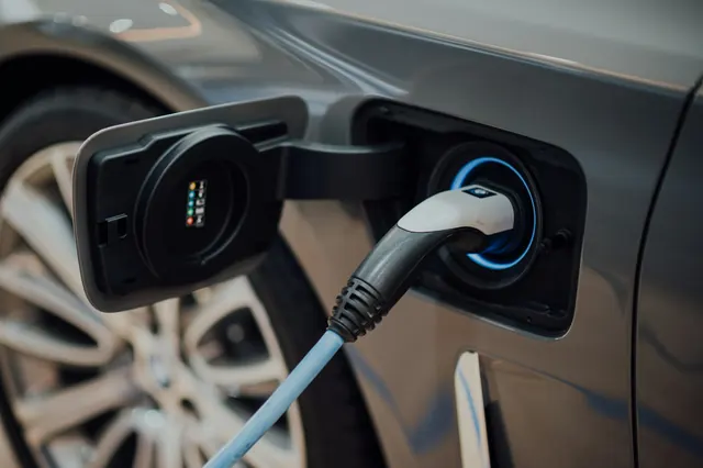 Ladestecker steckt in der Ladebuchse eines Elektroautos